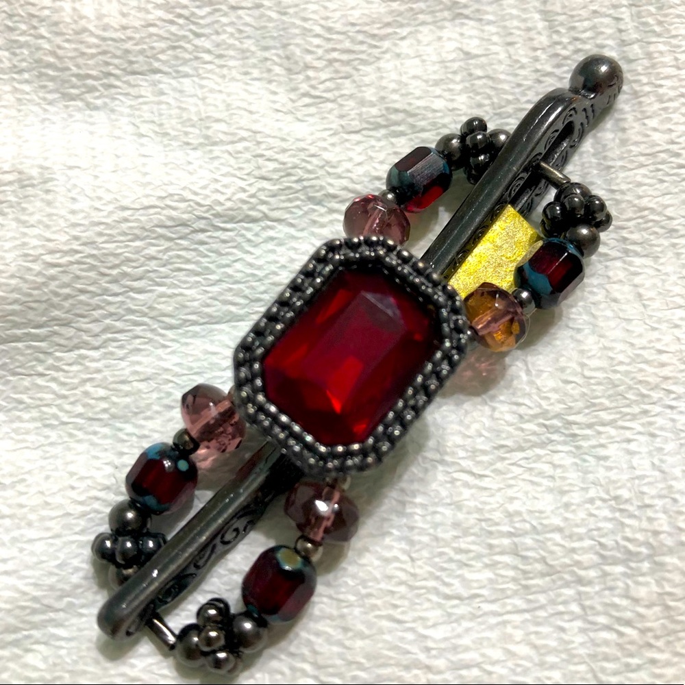 Striking red Flexi clip